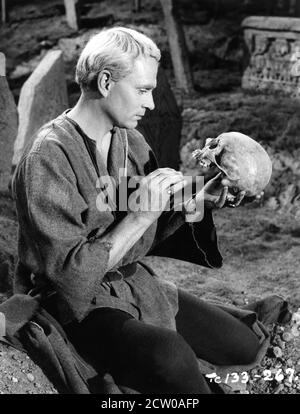 William Shakespeare with a Skull, Hamlet scene in Madame Tussauds ...