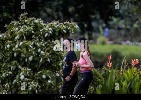 Manila, Philippines. 26th Sep, 2020. People wearing face masks jog in Manila, the Philippines, Sept. 26, 2020. The number of confirmed COVID-19 cases in the Philippines surged to 301,256 with 2,747 new coronavirus infections reported by the health ministry on Saturday. Credit: Rouelle Umali/Xinhua/Alamy Live News Stock Photo