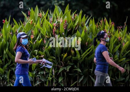 Manila, Philippines. 26th Sep, 2020. People wearing face masks jog in Manila, the Philippines, Sept. 26, 2020. The number of confirmed COVID-19 cases in the Philippines surged to 301,256 with 2,747 new coronavirus infections reported by the health ministry on Saturday. Credit: Rouelle Umali/Xinhua/Alamy Live News Stock Photo