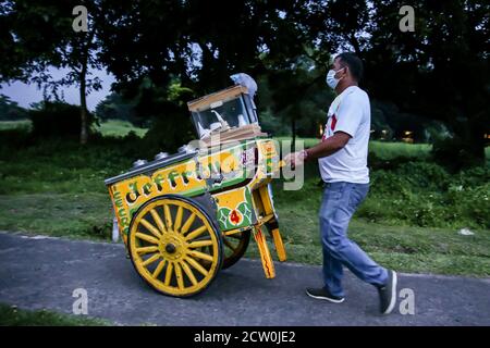 Manila, Philippines. 26th Sep, 2020. An ice cream vendor walks in Manila, the Philippines, Sept. 26, 2020. The number of confirmed COVID-19 cases in the Philippines surged to 301,256 with 2,747 new coronavirus infections reported by the health ministry on Saturday. Credit: Rouelle Umali/Xinhua/Alamy Live News Stock Photo