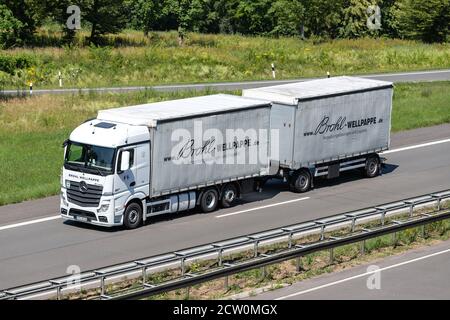 Brohl Wellpappe Mercedes-Benz Actros combination truck with curtainside trailer on motorway. Stock Photo