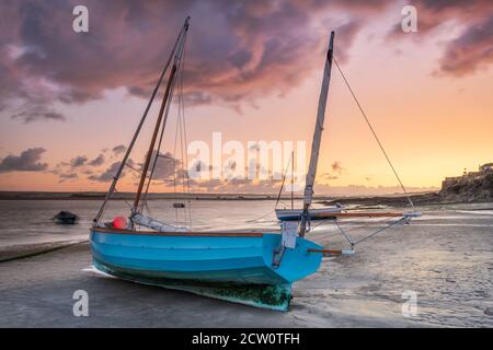 Appledore, North Devon, England. Saturday 26th September 2020. UK Weather. After a chilly night with a strong breeze, at dawn the clouds slowly clear as the sun rises over the Torridge estuary at the small North Devon coastal vilage of Appledore. Credit: Terry Mathews/Alamy Live News Stock Photo