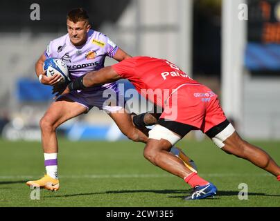 Exeter Chiefs' Henry Slade (left) tackled by Toulouse's Joe Tekori during the European Challenge Cup semi final match at Sandy Park, Exeter. Stock Photo