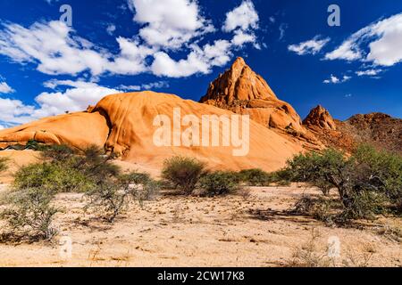 View of the impressive Spitzkoppe, which is also known as the Matterhorn of Namibia in the Erongo Mountains east of Swakopmund with an altitude of 1,5 Stock Photo