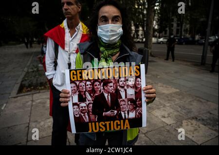 Madrid, Spain. 26th Sep, 2020. A woman with a placard during a protest of coronavirus sceptics protesting against the use of face masks, vaccines and 5G. Credit: Marcos del Mazo/Alamy Live News Stock Photo