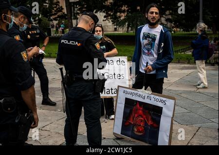 Madrid, Spain. 26th Sep, 2020. Police identifying protesters of an unauthorized demonstration of coronavirus sceptics protesting against the use of face masks, vaccines and 5G. Credit: Marcos del Mazo/Alamy Live News Stock Photo