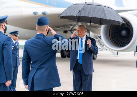 Charlotte, United States Of America. 24th Sep, 2020. resident Donald J. Trump salutes North Carolina Air National Guardsmen Col. Kevin Harkey, 1st Lt. Zak Leddy, and Airman 1st Class Austin Dover as he disembarks Air Force One Thursday, Sept. 24, 2020, at Charlotte Douglas International Airport in Charlotte, N.C. People: President Donald Trump Credit: Storms Media Group/Alamy Live News Stock Photo
