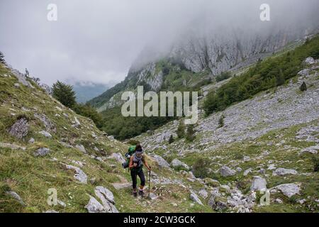 ascenso por el barranco de Anaye, alta ruta pirenaica, región de Aquitania, departamento de Pirineos Atlánticos, Francia Stock Photo