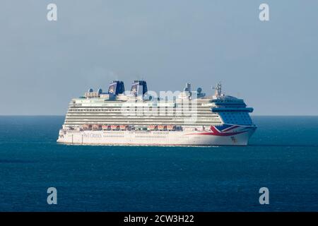 Weymouth, Dorset, UK.  27th September 2020.  The empty P&O cruise ship Britannia at anchor on a sunny morning in Weymouth Bay off the coast of Weymouth in Dorset during the cruising shutdown because of Covid-19. Picture Credit: Graham Hunt/Alamy Live News Stock Photo