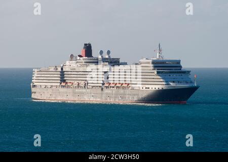 Weymouth, Dorset, UK.  27th September 2020.  The empty Cunard cruise ship Queen Elizabeth at anchor on a sunny morning in Weymouth Bay off the coast of Weymouth in Dorset during the cruising shutdown because of Covid-19. Picture Credit: Graham Hunt/Alamy Live News Stock Photo