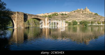 Puente Medieval sobre el río Ebro, San Vicente de la Sonsierra, La Rioja, Spain Stock Photo