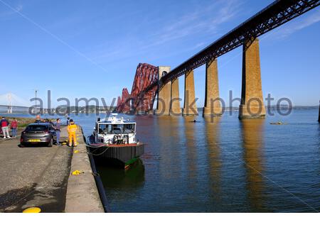 South Queensferry, Scotland, UK. 27th Sep 2020. Fine weather brings out the visitors to South Queensferry. Canoeing under the Forth bridge by the Hawes pier. Credit: Craig Brown/Alamy Live News Stock Photo