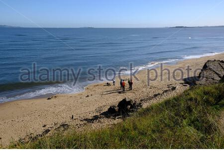 South Queensferry, Scotland, UK. 27th Sep 2020. Fine weather brings out the visitors to the South Queensferry coastline. Walking on the beach with a view to the Forth estuary and Fife beyond. Credit: Craig Brown/Alamy Live News Stock Photo