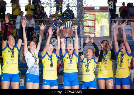 Dresden, Germany. 27th Sep, 2020. Volleyball, women: Supercup, Dresdner SC - SSC Palmberg Schwerin: The players from Schwerin cheer after the match with the cup. Credit: Sebastian Kahnert/dpa-Zentralbild/dpa/Alamy Live News Stock Photo