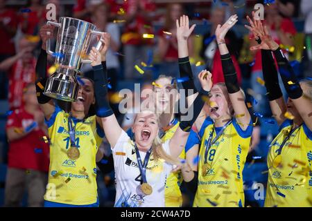 Dresden, Germany. 27th Sep, 2020. Volleyball, women: Supercup, Dresdner SC - SSC Palmberg Schwerin: The players from Schwerin cheer after the match with the cup. Credit: Sebastian Kahnert/dpa-Zentralbild/dpa/Alamy Live News Stock Photo