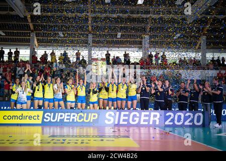 Dresden, Germany. 27th Sep, 2020. Volleyball, women: Supercup, Dresdner SC - SSC Palmberg Schwerin: The Schwerin players and the coaching staff cheer after the game with the cup. Credit: Sebastian Kahnert/dpa-Zentralbild/dpa/Alamy Live News Stock Photo