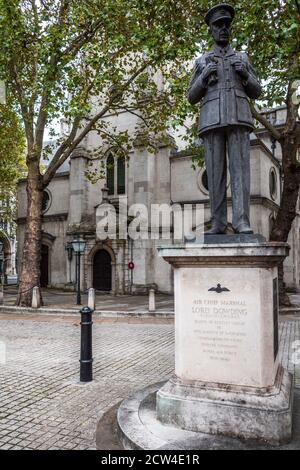 Statue of Air Chief Marshall Sir Hugh Dowding in front of St Clement Danes Church. Commander-in-chief of RAF Fighter Command 1936-40. Stock Photo