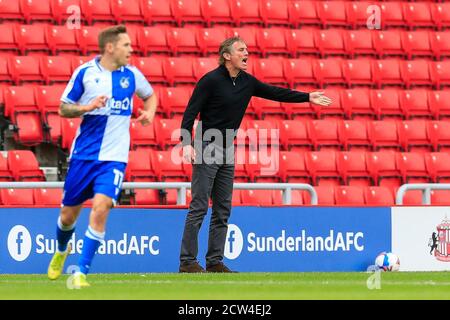 Phil Parkinson, manager of Sunderland, gives his team instructions Stock Photo