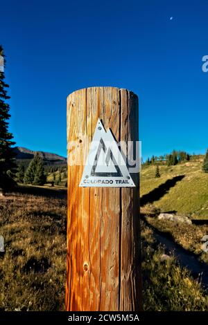 Sign marks the way for the 485 mile Colorado Trail,  Colorado, USA Stock Photo