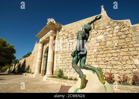 Fidelius, escultura en bronce dedicada a pasteur, Koch, Finlay y ferran, obra de Manuel Ramos González, isla del Lazareto, Illa del Llatzeret, interio Stock Photo