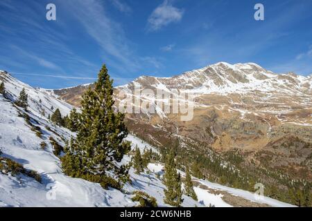 Picos de Culfreda (Pic de Batoua), 3034 m, ascenso al puerto de la Madera, Huesca, Aragón, cordillera de los Pirineos, Spain Stock Photo