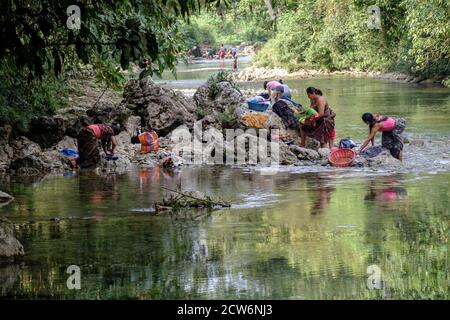 mujeres lavando ropa en el rio Cuatro Chorros, La Parroquia, Zona Reina, Quiche, Guatemala, America Central Stock Photo