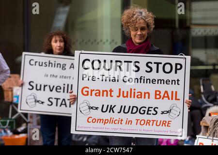 London, UK.  28 September 2020.  Supporters of Julian Assange outside the Old Bailey Central Criminal Court.   The extradition trial of Julian Assange, Wikileaks founder, is currently being heard inside.  Credit: Stephen Chung / Alamy Live News Stock Photo