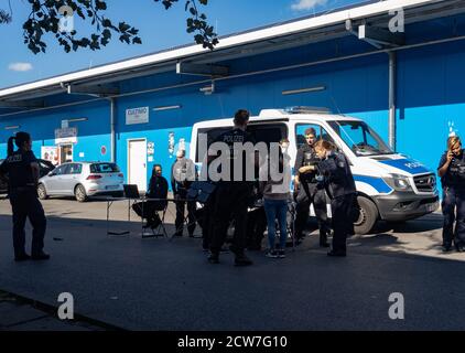 Berlin, Germany. 28th Sep, 2020. Police forces are on the premises of the Dong Xuan Center in Lichtenberg. About 200 police officers are on site to check compliance with the Corona regulations, the police announced on Twitter. Employees of the tax authorities are also on site. Credit: Paul Zinken/dpa-Zentralbild/dpa/Alamy Live News Stock Photo