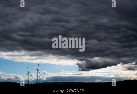 Harsum, Germany. 28th Sep, 2020. Dark clouds pass over wind turbines in the district of Hildesheim. Credit: Julian Stratenschulte/dpa/Alamy Live News Stock Photo
