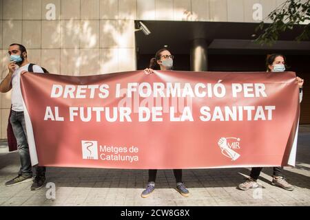 A group of resident internal doctors (MIR) wearing face masks hold a banner that says rights and training for the future of healthcare during the demonstration.Second week of the strike by the Internal Resident Doctors (MIR), who paralyzed Catalan health to denounce its precariousness. Stock Photo