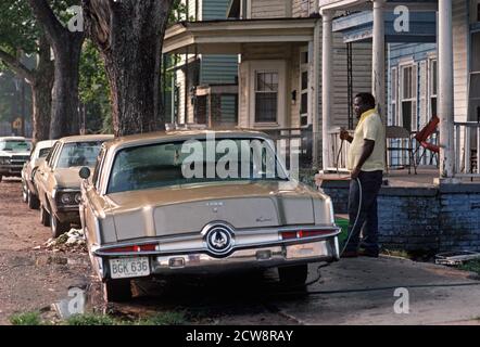 AFRICAN AMERICAN WASHING CAR IN DOWNTOWN SAVANNAH, GEORGIA, USA, 1980s Stock Photo
