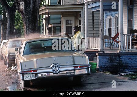 AFRICAN AMERICAN WASHING CAR IN DOWNTOWN SAVANNAH, GEORGIA, USA, 1980s Stock Photo