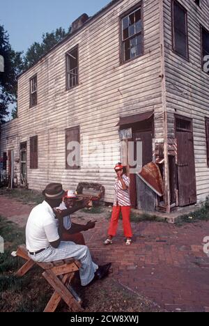 AFRICAN AMERICANS, DOWNTOWN SAVANNAH, GEORGIA, USA, 1980s Stock Photo