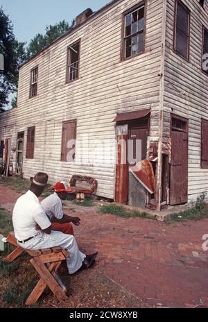 AFRICAN AMERICANS, DOWNTOWN SAVANNAH, GEORGIA, USA, 1980s Stock Photo