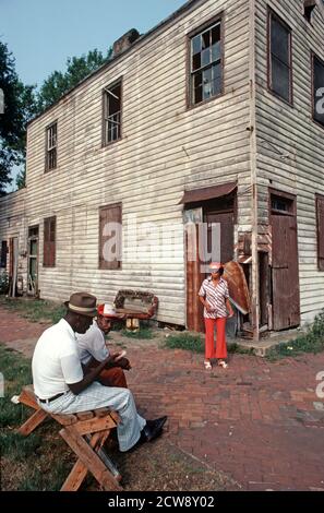 AFRICAN AMERICANS, DOWNTOWN SAVANNAH, GEORGIA, USA, 1980s Stock Photo