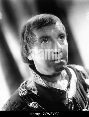 RALPH RICHARDSON Portrait as the Duke of Buckingham in RICHARD III 1955 director LAURENCE OLIVIER play William Shakespeare music William Walton producers Laurence Olivier and Alexander Korda L.O.P. / London Film Productions Stock Photo