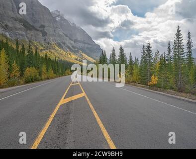 Autumn view of the Icefields Parkway in Banff and Jasper National Parks, Alberta, Canada Stock Photo