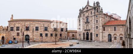 Plaza de Santa Teresa con la Iglesia de Santa Teresa y el Palacio de Núñez Vela. Ávila. Ciudad patrimonio de la Humanidad por la Unesco. Castilla León Stock Photo