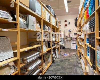 https://l450v.alamy.com/450v/2cw9c7x/orlando-flusa-92820-a-display-of-office-organization-products-at-the-container-store-retail-organizing-store-2cw9c7x.jpg