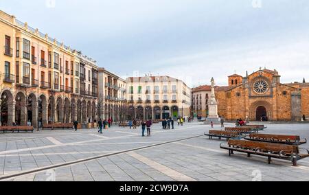 Plaza del Mercado Grande e iglesia de San Pedro. Ávila. Castilla León. España Stock Photo