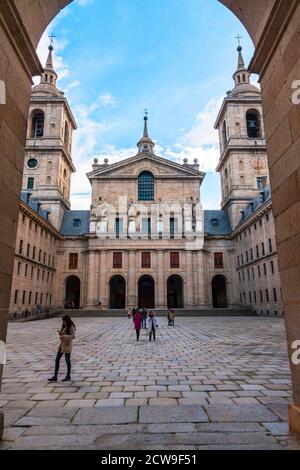 Patio de los Reyes y fachada de la basílica del Monasterio de San Lorenzo de El Escorial. Madrid. España. Stock Photo