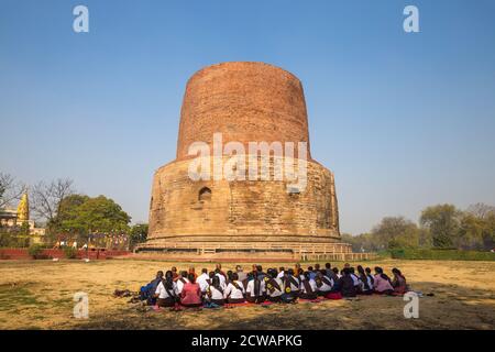 India, Uttar Pradesh, Sarnarth, near Varanasi, Pilgrims infront of the Dhamekh Stupa Stock Photo