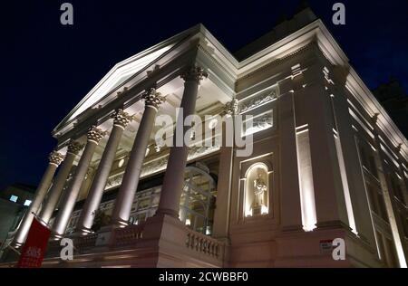 The Royal Opera House (ROH), in Covent Garden, central London. The large building is often referred to as simply 'Covent Garden', after a previous use of the site of the opera house's original construction in 1732. It is the home of The Royal Opera, The Royal Ballet Stock Photo