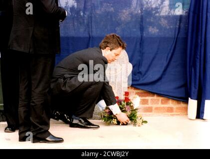 British Prime Minister Tony Blair lays a wreath at a memorial for PC Phillip John Walters was a police officer in London's Metropolitan Police Service who was shot dead while investigating a domestic disturbance in Ilford, Essex, on 18 April 1995 Stock Photo