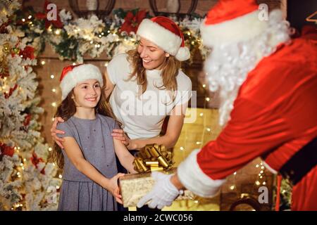 Papai Noel Dá Um Presente Para a Garota No Shopping Mall Noel Autêntico  Falando E Jogando Jogos Surpresa Com Crianças Imagem de Stock - Imagem de  venda, santo: 200754171