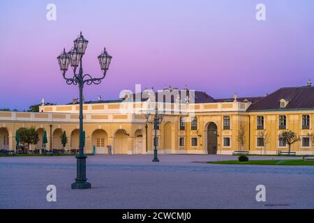 Ehrenhof von Schloss Schönbrunn in der Abenddämmerung, UNESCO Welterbe in Wien, Österreich, Europa  |  Schönbrunn Palace Parade Court at dusk, UNESCO Stock Photo