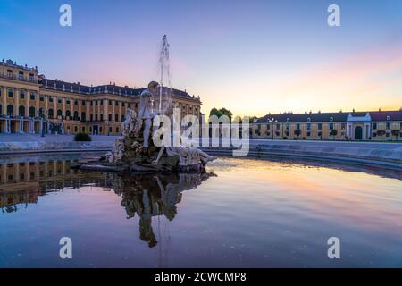 Brunnen im Ehrenhof von Schloss Schönbrunn in der Abenddämmerung, UNESCO Welterbe in Wien, Österreich, Europa  |  Parade Court fountain and Schönbrunn Stock Photo