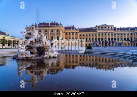 Brunnen im Ehrenhof von Schloss Schönbrunn in der Abenddämmerung, UNESCO Welterbe in Wien, Österreich, Europa  |  Parade Court fountain and Schönbrunn Stock Photo