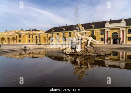 Brunnen im Ehrenhof von Schloss Schönbrunn, UNESCO Welterbe in Wien, Österreich, Europa  |  Schönbrunn Palace Parade Court fountain, UNESCO World Heri Stock Photo