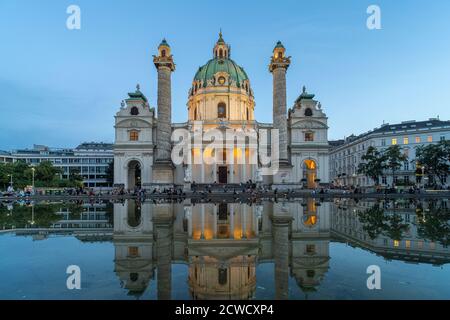 Die barocke Karlskirche in der Abenddämmerung, Wien, Österreich, Europa  | baroque church Karlskirche at dusk, Vienna, Austria, Europe Stock Photo